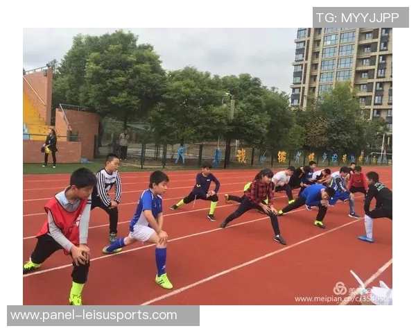 足球封面揭秘：那些年我们追逐的绿茵梦想与激情瞬间